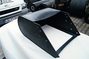  1 Vollgummigurttasche mit Keramikauskleidung # Moulded rubber pocket with ceramic liner 