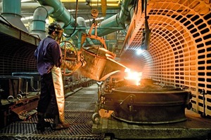  6	Blick in die Gießerei des Unternehmens • View of the company’s foundry 