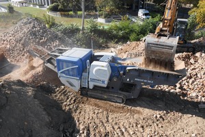  2 At a recycling project in Berlin, the MOBICAT MC&nbsp;100&nbsp;R&nbsp;EVO is crushing clay brick rubble 