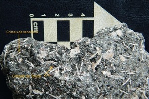  1 Xenotim-Phosphatmineral, gefunden im Pitinga Amazonas # Xenotime phosphate mineral, located in the Pitinga Amazonas<br />  