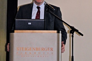  1 Prof. Dr.-Ing. Arno Kwade, Leiter des Instituts für Partikeltechnik an der TU Braunschweig und Vorsitzender Leiter der Konferenz, begrüßt die Teilnehmer der Tagung • Prof. Dr.-Ing. Arno Kwade, Director of the Institute for Particle Technology at Braunschweig University of Technology and Chair and Director of the Symposium, welcomed the attendees 