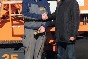  During handing-over of the innocrush 35: Andreas Hansen, Managing Director of Hansen Transport und Handels GmbH, (left) and Ing. Robert Schmidt, Product Management of dsb Maschinenbau GmbH 