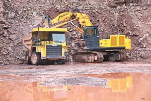  Der 80-t-Hyundai-Klappschaufelbagger R800-7A FS hat eine Tagesproduktionsleistung von 4000 t. Er verlädt Quarzporphyr auf 40-t-Muldenkipper • The 80-t front shovel excavator R800-7A FS from Hyundai has a daily production capacity of 4000 t. It is loading a 40-t trough tipper with quartz porphyry 