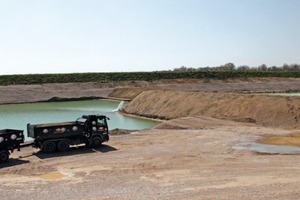  6&nbsp; Water basin for the supply of fresh water (right) 