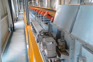  2 This belt conveyor ensures the piling of the bin material 