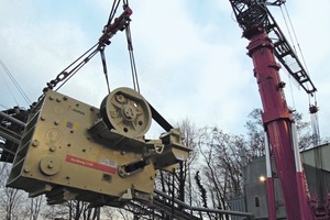  2 Nachdem der alte C160 mittels Kran herausgehoben wurde, erfolgte kurzerhand der Einbau des neuen Brechers. Dazu wurde lediglich das Dach der Einhausung demontiert # Once the old C160 had been lifted out with a crane, the new crusher was installed. Only the roof of the enclosure was removed 