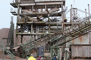  10	Klassiertank mit Entwässerungssieben am alten Standort Classifying tank with dewatering screens at the old site 