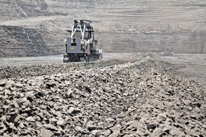  3 Der 49&nbsp;000&nbsp;kg schwere Wirtgen Surface Miner 2200&nbsp;SM mit 708&nbsp;kW/963&nbsp;PS sorgt für effiziente Kohleförderung • The 49&nbsp;000 kg heavy Wirtgen surface miner 2200&nbsp;SM, with 708&nbsp;kW/963&nbsp;PS, ensures efficient coal mining 