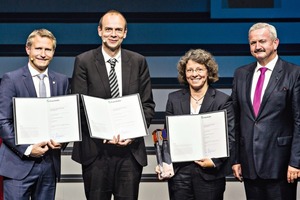  Von links: Dr. Christian Schulze Gronover (IME), Prof. Dr. Dirk Prüfer (IBBP), und Dr. Carla Recker (Continental) und Prof. Dr. Reimund Neugebauer (Fraunhofer-Gesellschaft) bei der Verleihung des Joseph-von-Fraunhofer-Preises für das Projekt „RUBIN – Industrialisierung von Kautschuk aus Löwenzahn“ • From left: Dr. Christian Schulze Gronover (IME), Prof. Dr. Dirk Prüfer (IBBP) and Dr. Carla Recker (Continental) and Prof. Dr. Reimund Neugebauer (Fraunhofer-Gesellschaft) at the award ceremony of the Joseph-von-Fraunhofer-Award for the project “RUBIN – Industrialization of dandelion rubber“ 