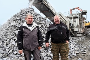  3	Sergey Popowitsch (rechts) mit dem Leiter des Steinbruchs von ­Kaalamo, Igor Wladimirowitsch, vor einem Backenbrecher vom Typ Lokotrack LT125 • Sergey Popovich (right) with Kaalamo Quarry Manager Igor Vladimirovich in front of a Lokotrack LT125 jaw plant 