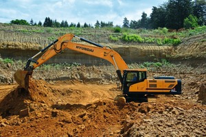  3 Bis zu 15 000&nbsp;t Sand fördert der Hyundai-Hydraulikbagger in diesem anspruchsvollen Einsatz. Adler-Sand betreibt vier Gewinnungsstätten  