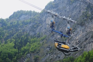  6 Der Prallbrecher RM100 schwebt über das Linthal in der Schweiz  