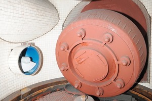  6	Der Blick in die geöffnete Kohlemühle: Die Kohle wird zwischen der rotierenden Mahlbahn und den einzeln geführten Mahl­walzen zermahlen • A look inside the open coal mill: the coal is ground between the rotating grinding track and the individually routed grinding rollers 