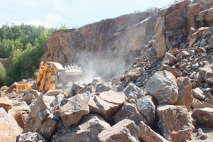  7 Arbeit an der Abbruchwand im Granitsteinbruch Böhmischbruck • Working at the face of the Boehmischbruck granite quarry 