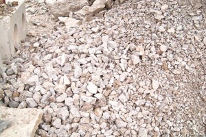  1	Kalkstein: Durchsatz bei festem Spalt (rechts) und verstellbarem/offenen Spalt (links) • Limestone: Throughput with fixed gap (right) and adjustable/open gap (left) 