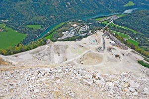  2	Blick von der obersten Ebene • View from the top gallery 