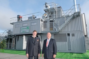  4	Dr. Thomas Loesche, Geschäftsführender Gesellschafter der ­Loesche GmbH und Klaus Thesenfitz, Geschäftsführer der ­Lintec GmbH vor der neuen Anlage • Dr. Thomas Loesche, ­Managing Partner of Loesche GmbH, and Klaus Thesenfitz, CEO of Lintec GmbH, in front of the new plant 