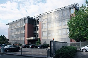  3 Verwaltungsgebäude der Drahtweberei mit IMAGIC WEAVE ● Administration building of the Wire Weaving Division with IMAGIC WEAVE façade 