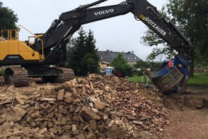  2&nbsp; Lengenfelder Recycling und Abbruch GmbH uses a RT&nbsp;2500 screening bucket when material is reused 