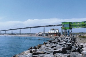  6	Der Pipe Conveyor endet am Übergabeturm, von dem aus das Material an die Schiffsbeladeanlage übergeben wird  