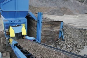  	Feed material on the transfer conveyor of the M2500 