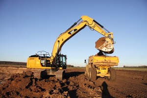  1 Der Kettenbagger soll möglichst effizient Dumper beladen • The tracked excavator has to load dumpers as efficiently as possible 