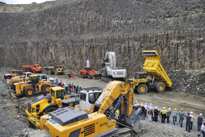  3 Gemeinschaftsdemonstration der Baumaschinen auf Fläche E • The joint demonstration of construction equipment in area E  