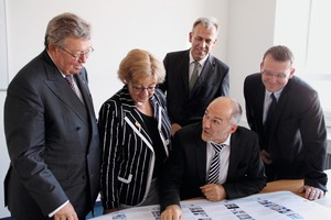  3	V.l.: Dr. Reinhold Festge, Susanne Festge, Prof. Holger Lieberwirth, Dr. Stephan Hüwel und Sven Krüger bei der HEM in Freiberg 