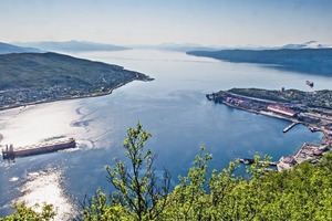  1	Im Hafen von Narvik/Norwegen nutzt das schwedische Bergbauunternehmen LKAB eine gigantische Verladestation zur Befüllung von Eisenerz-Frachtern • In the port of Narvik/Norway, Swedish mining company LKAB employs a gigantic shiploading station to load bulk carriers with iron ore 