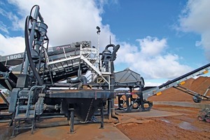  4 Das Vorwaschsystem mit dem konischen Sammelbehälter im Vordergrund • The pre-wash system with the conical sump in the foreground 