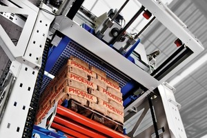  2 Der BEUMER paletpac erstellt exakte, stabile und damit platzsparende Sackstapel # The BEUMER paletpac produces accurate, stable and therefore space-saving stacks of bags 