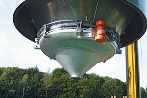  Silo with attached solids Extra Vib suspended on a crane 