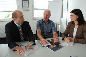  Dr. Petra Strunk, editor-in-chief of AT INTERNATIONAL, talking to Olaf Drusche (left) and Günther Lakenbrink (center)  