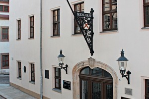  1	Eingang zum Hauptgebäude der TU Bergakademie Freiberg 