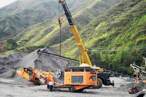  3 Der Wechsel von Prallbrecher auf Backenbrecher und vice versa auf nur einem Grundrahmen ist innerhalb weniger Stunden möglich • The changeover from impact crusher to jaw crusher and vice versa on just one base frame can be completed in just a few hours 