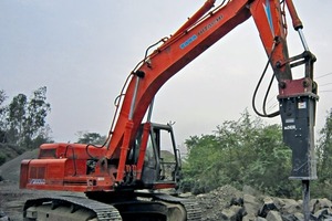  Der BA2424 von Sandvik wird auf einem Hydraulikbagger EX200 von Hitachi montiert • The Sandvik BA2424 is mounted on a Hitachi EX200 hydraulic excavator 