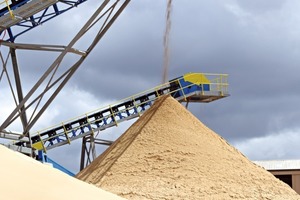  2 Sowohl der entwässerte Kristallquarzsand als auch der Betonsand werden mit Radialförderern von 26&nbsp;m auf Halde gefahren, womit eine Haldenkapazität von 5000&nbsp;t garantiert wird • Both the dewatered silica sand and concrete sands are stockpiled using 26&nbsp;m radial conveyors which ensure a stockpile capacity of 5000&nbsp;t 