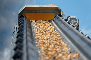  10 Zuschlagstoff auf dem Förderband Aggregate on the conveyor belt 