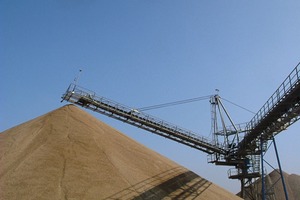  <div class="bildtext">1 Belt stackers can handle large stockpile volumes at very low energy costs</div> 
