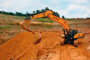  1 In der Grube Dillberg in der Oberpfalz legt der Hyundai-Kettenbagger HX330NLC bei Sand-Adler große Brocken „Doggersand“ zur späteren Zerkleinerung ab 