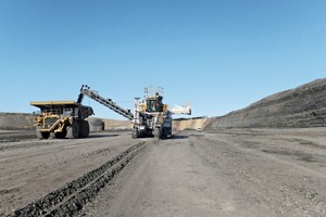  3	Eines der wichtigsten Merkmale der Wirtgen Surface Miner ist deren Fähigkeit, das Material direkt auf Lkw zu verladen. Das Ladeband kann nach beiden Seiten um je 90° geschwenkt werden und die Abwurfhöhe ist einstellbar 