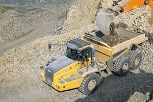  4 Insgesamt acht Ladespiele benötigt der 4,8-m³-Tieflöffel für die knapp 30&nbsp;m³ fassende Mulde des Bell&nbsp;B50D • The 4.8&nbsp;m³ backhoe performs a total of eight loading movements to fill the just on 30&nbsp;m³ capacity skip of the Bell&nbsp;B50D 