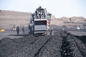  2	Der Surface Miner 2200 SM 3.8 arbeitet im Windrow-Verfahren: Nach dem Schneiden legt er das Material in drei Schwaden hinter der Maschine ab • The 2200 SM 3.8 surface miner operates according to the windrowing method: after cutting the material, it deposits it in three windrows behind it 