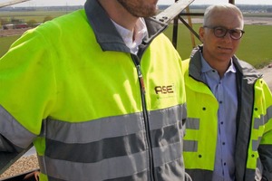  26 Markus Kiser, Project Manager at ASE Technik AG, in the foreground and Michel Kleisli inspecting the new MKU site 