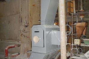 1	Prallplattenwaage mit Ein- und Auslauftrichter und Probeent­nahme-Öffnung • Impact scales with feed and discharge hopper and sampling port 