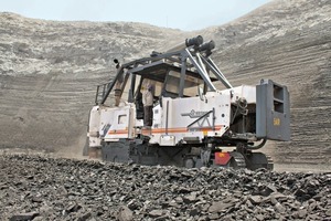  1	Bereits in zwei Jahren soll in der Gevra Mine die Kohle zu 100 % mit Surface Mining abgebaut werden • In two years‘ time, coal at the Gevra Mine will be mined 100 % with the surface mining method 