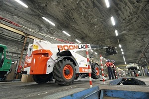  4	Der Boomlader® wurde in Baugruppen nach unter Tage geliefert und in der Werkstatt des Bergwerks montiert und in Betrieb ­genommen • The Boomlader® was delivered underground in ­sub-assembly groups and put together in the mine workshop ­before being commissioned 