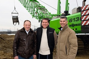  2 Der Seilbagger-Spezialist IBS Baumaschinen Österreich betreut bei Wartung und Service direkt vor Ort. Von links: Adolf Zmugg, Harald Scheier und Michael Schauer (IBS) • As local sales and service partner, IBS Baumaschinen Österreich is always close the the costumer. From left: Adolf Zmugg, Harald Scheier und Michael Schauer (IBS) 