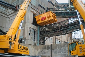  7	Heben von einem der beiden Siebe • Lifting of one of the two screens 