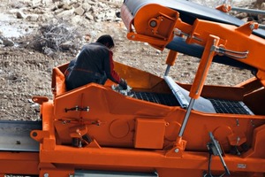  2	Zeitersparnis bei Wartungsarbeiten durch Hydraulikzylinder am Siebkasten • Time savings in maintenance by hydraulic cylinders on the screen box 